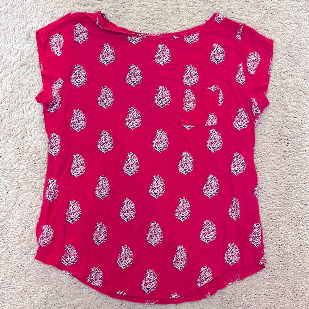Loft pocket tee. Round hem. Red, paisley detailing.